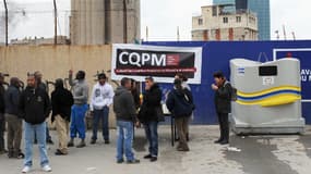 Les habitants du quartier au cours du blocage du chantier "Les Docks libres", dans le 3e arrondissement de Marseille, lundi 13 janvier.