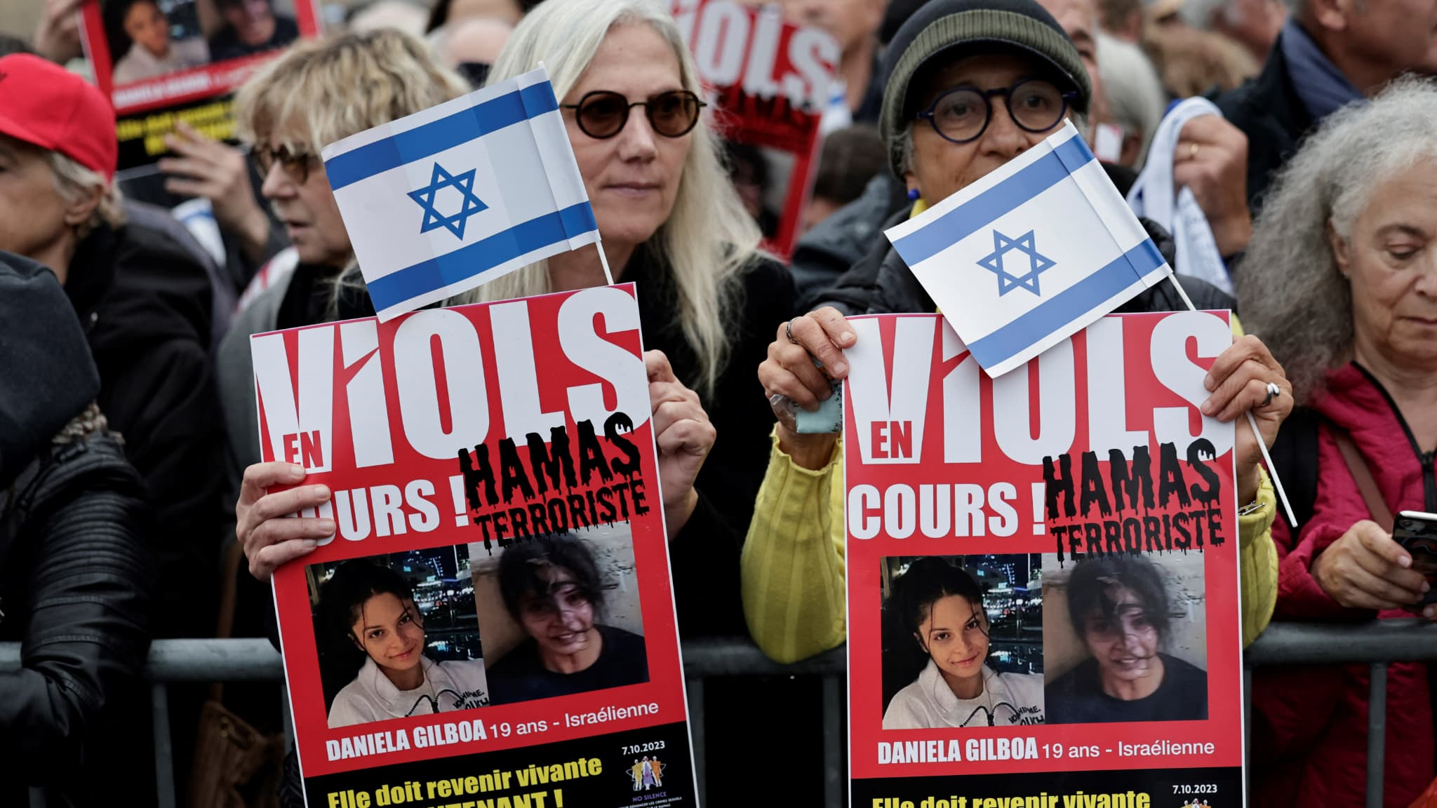 Des personnes tiennent des portraits de l'otage israélienne Daniela Gilboa, retenue par le Hamas, lors d'un rassemblement de soutien à Israël et aux victimes de l'attaque du 7 octobre 2023, le 6 octobre 2024, à Paris Des personnes tiennent des portraits de l'otage israélienne Daniela Gilboa, retenue par le Hamas, lors d'un rassemblement de soutien à Israël et aux victimes de l'attaque du 7 octobre 2023, le 6 octobre 2024, à Paris