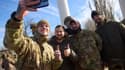 Zelensky prend la pose avec des soldats ukrainiens à Kherson, le 14 novembre 2022