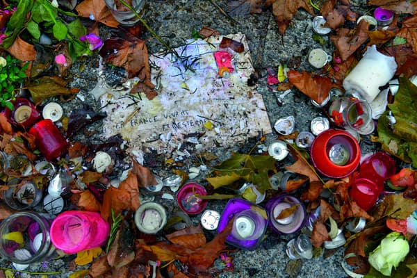 Un message effacé par la pluie devant le Bataclan le 10 décembre 2015 Un message effacé par la pluie devant le Bataclan le 10 décembre 2015