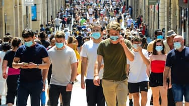 Des piétons portent des masques, le 15 août 2020 à Paris