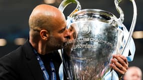 Pep Guardiola embrassant la Ligue des champions remportée par Manchester City, 10 juin 2023