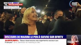 L'entrée de Marine Le Pen pour son meeting à Reims