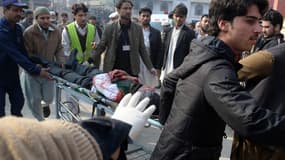 Au moins 130 personnes, des écoliers pour la plupart, ont été tuées dans l'attaque par un commando rebelle taliban d'une école pour enfants de militaires à Peshawar