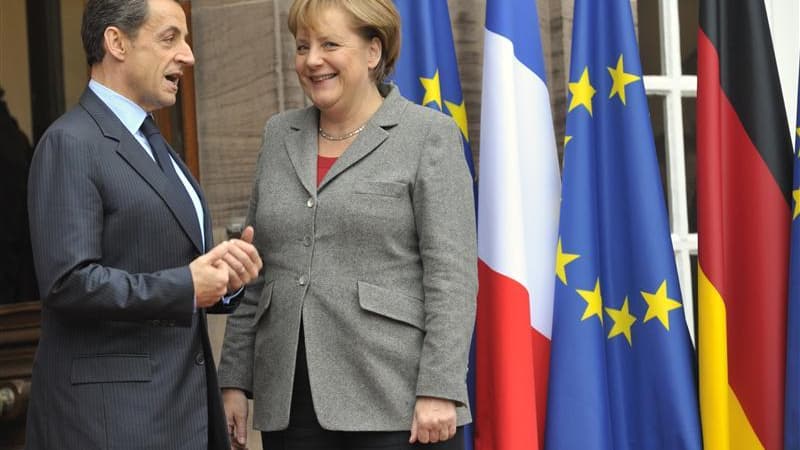 Nicolas Sarkozy et la chancelière allemande Angela Merkel lors d'un sommet à Strasbourg. La France et l'Allemagne accélèrent leurs réflexions sur une redéfinition radicale de la zone euro visant à forcer une intégration économique, budgétaire et fiscale à