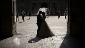 Deux mariés dans la cour carrée du Louvre à Paris (photo d'illustration)