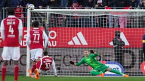 Romain Del Castillo glisse lors de son pénalty lors de Brest-PSG, le 25 octobre 2025.