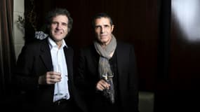 Le chanteur français Julien Clerc (D) et son frère le journaliste Gérard Leclerc posent le 13 décembre 2010 à Paris