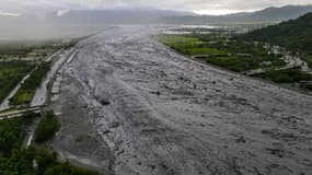Une vue d'ensemble montre la boue et les eaux de crue qui se retirent après la rupture d'un barrage qui a détruit une partie du pont sur le ruisseau Mataian à Hualien (Taïwan), le 24 septembre 2025.