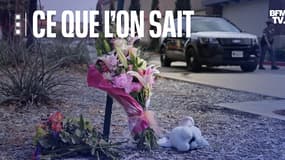 Des bouquets de fleurs déposés près du lieu de la fusillade qui a fait 8 morts au Texas. 