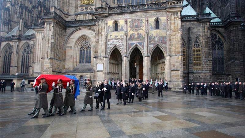 Le cercueil de Vaclav Havel à l'extérieur de la cathédrale de Prague. Des dirigeants du monde entier ont rendu un dernier hommage vendredi à l'ancien président et dramaturge tchèque Vaclav Havel, artisan de la "révolution de velours" qui scella la fin du