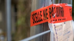 Un scellé sur les lieux des fouilles dans l'ancienne maison familiale des Seznec à Morlaix, le 24 février 2018