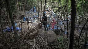 Un militaire observe un camp abandonné à la frontière avec la Thaïlande.