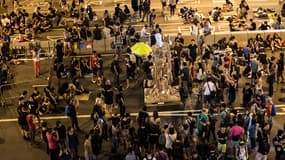A Hong Kong, les manifestants sont massés sur une autoroute intérieure et refusent de la quitter.