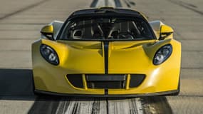 La Venom GT Spyder à été pilotée par un expert de Racelogic, sur la piste de la base navale de Lemoore.