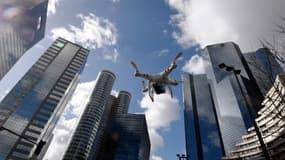 Un drone survolant le quartier de la Défense à Paris, le 27 février 2015.