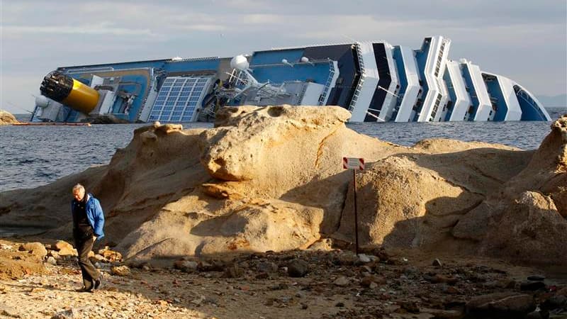 Les plongeurs italiens qui inspectent l'intérieur du paquebot Concordia échoué sur la côte toscane ont suspendu leurs opérations mercredi vers 8h00, le navire ayant légèrement glissé sur le sol. /Photo prise le 18 janvier 2012/REUTERS/Max Rossi
