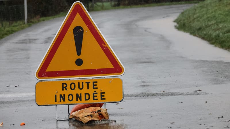 Un panneau alertant d'inondations sur une route le 2 janvier 2024 à Saint-Omer, dans le Pas-de-Calais. Photo d'illustration 