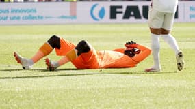 Mory Diaw au sol après un jet de pétard lors de Montpellier-Clermont, le 8 octobre 2023.