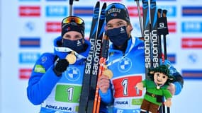 Les Français Julia Simon (g.) et Antonin Guigonnat (d.) posent avec leurs médailles d'or après avoir remporté l'épreuve du relais mixte simple aux Championnats du monde de biathlon à Pokljuka, en Slovénie, le 18 février 2021.