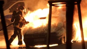 Le ministre de l'Intérieur Manuel Valls a annoncé que quelque 1.193 véhicules avaient été incendiés lors de la nuit du 31 décembre au 1er janvier.