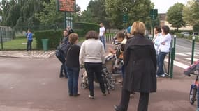 Devant l'école de Lucas, à Marolles-en-Brie, les parents d'élèves sont choqués de l'humiliation dont il a été victime.