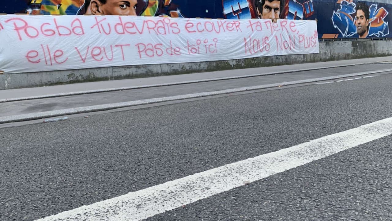 Une banderole contre Paul Pogba