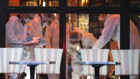 Des experts de la police scientifiques dans le bistrot "La Bonne Bière", ciblé par une attaque terroriste, le 14 novembre 2015.