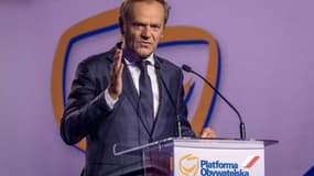 Donald Tusk a pris la tête du parti d'opposition civique en Pologne,  et s'exprime lors d'une réunon de ce parti, le 3 juillet 2021 à Varsovie