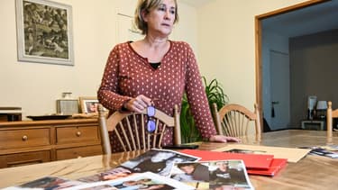 Pascale Descamps, chez elle dans le Pas-de-Calais le 25 novembre 2020 devant les photos de sa fille et de ses petits-enfants détenus en Syrie
