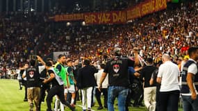 Un attroupement autour d'Ali Koç durant Götzepe-Fenerbahçe le 17 août 2024.