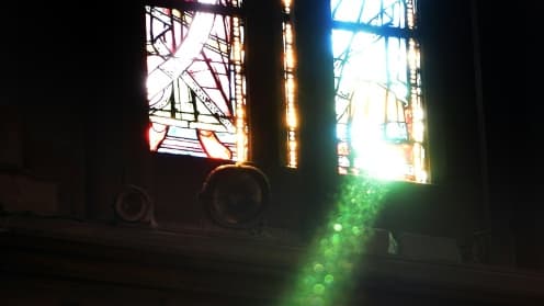 Le "rayon vert" passe à travers un vitrail de la cathédrale de Strasbourg, lors de l'équinoxe de printemps, le 20 mars 2014