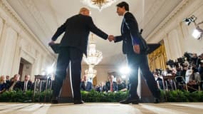 Une poignée de main entre Donald Trump et Justin Trudeau à la Maison Blanche le 13 février 2017