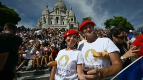 Des spectateurs des JO 2024 devant Montmartre