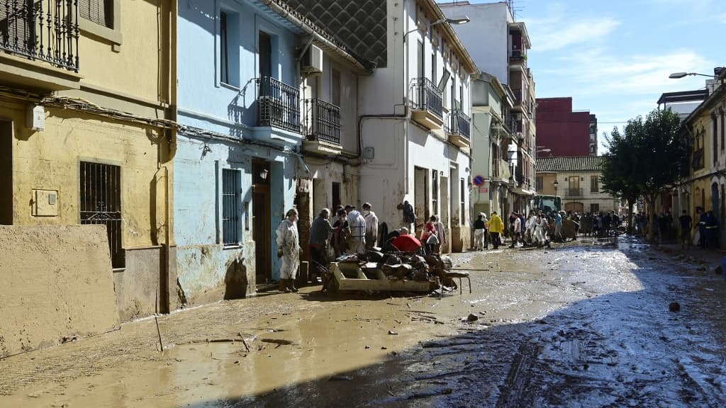 Les opérations de nettoyage dans les rues de Paiporta, le 10 novembre 2024