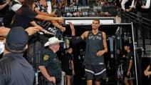 Victor Wembanyama avec des fans avant un entraînement avec les Spurs de San Antonio