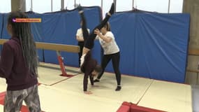Gymnastique: des élèves dans un gymnase (illustration)