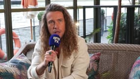 Julien Doré en promotion de son album "Imposteur", dans les bacs le 8 novembre 2024