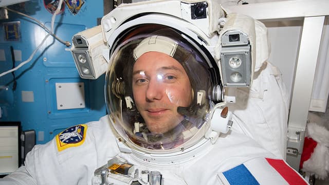Thomas Pesquet dans sa combinaison spatiale.