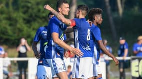 Jonas Martin félicite Ludovic Ajorque en amical