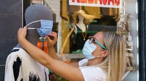 Une vendeuse place un masque surt un mannequin à Aranda de Duero, (Espagne), le 7 août 2020. (photo d'illustration)