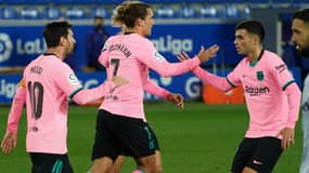 Antoine Griezmann félicité par ses coéquipiers du Barça, à Vitoria le 31 octobre 2020