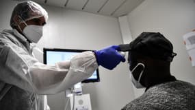 Une unité mobile de diagnostic et de dépistage a été installée fin avril dans le nord de Paris pour les travailleurs immigrés
