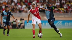 L'attaquant de Monaco Aleksandr Golovin au duel avec le Havrais Arouna Sangante, 16 août 2025