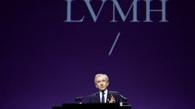 Bernard Arnault, Président-directeur général de LVMH, prononce un discours lors de l'événement « Show Me Paris » qui célèbre le 10e anniversaire des Métiers d'Excellence du Groupe LVMH à Paris le 10 octobre 2024.