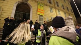 Une dizaine de gilets jaunes ont investi un hôpital désaffecté dans le centre-ville de Nice depuis le 23 décembre.