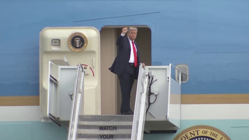 Donald Trump monte à bord d'Air Force One, en Alaska ce vendredi 15 août.