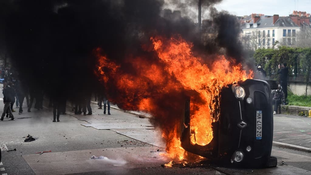 Une voiture incendiée en marge des manifestations contre la réforme des retraites à Nantes le 28 mars 2023.