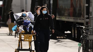 Des soignants amenant un patient contaminé au Covid-19 à l'hôpital Mont Sinaï à New York, le 1er avril 2020