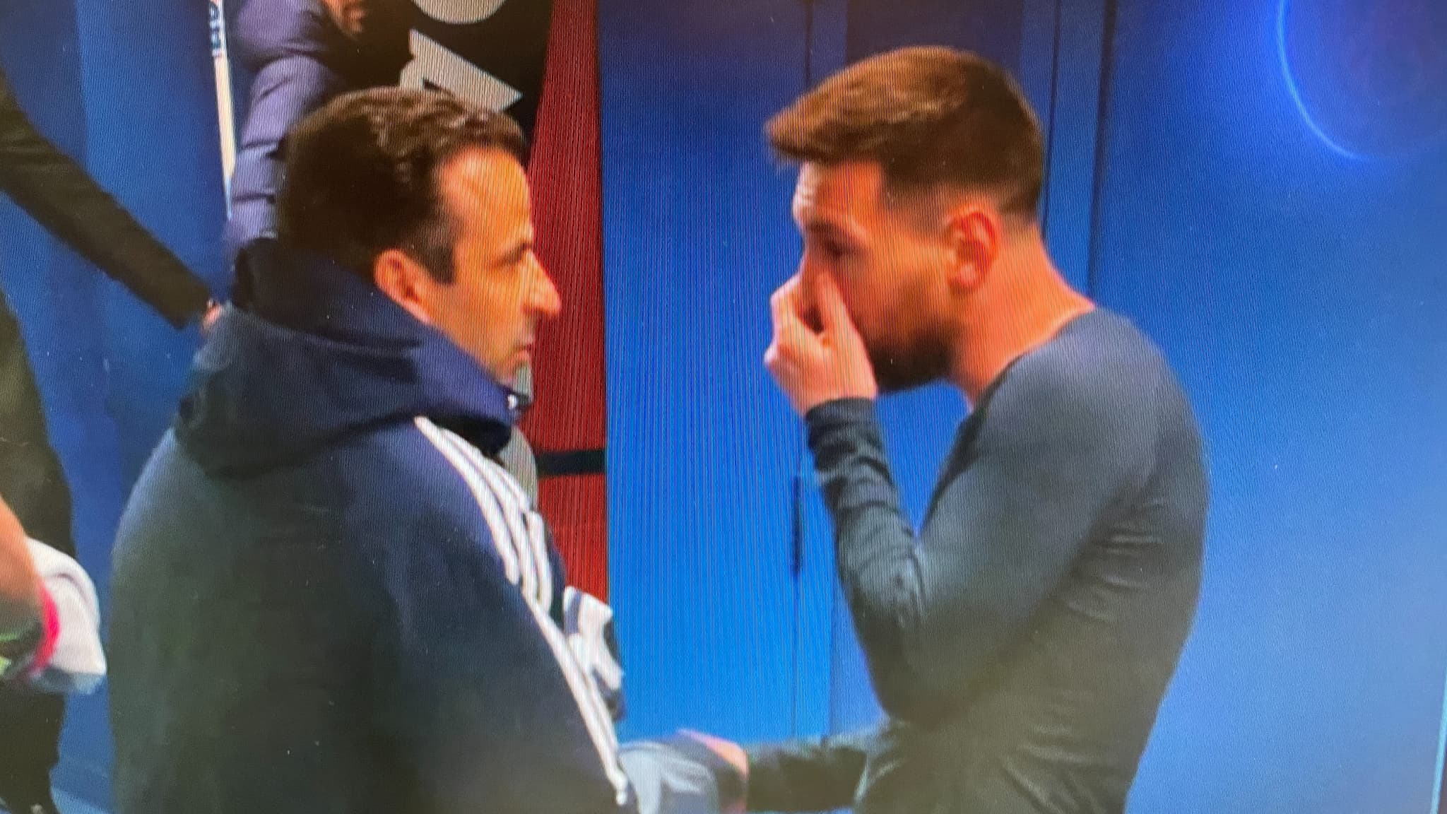 Ludovic Giuly récupère discrètement le maillot de Lionel Messi Ludovic Giuly récupère discrètement le maillot de Lionel Messi